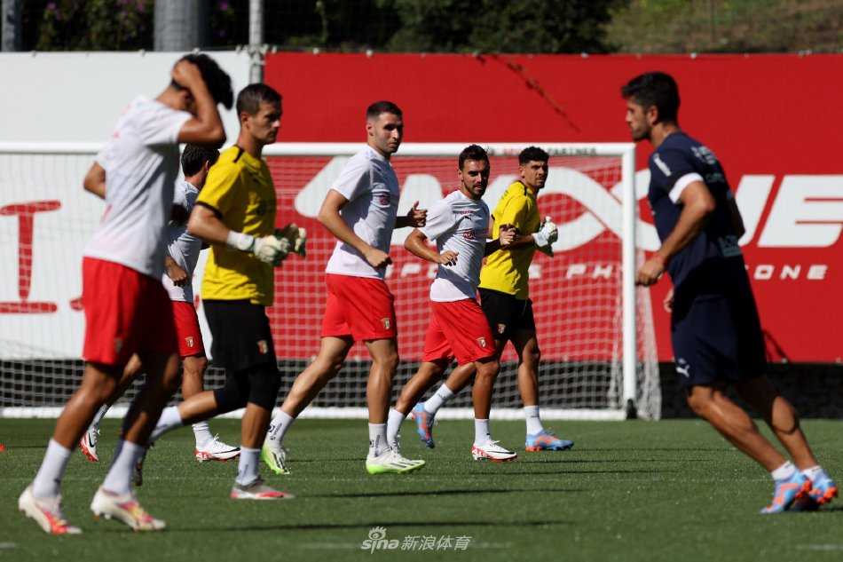 教练阿图尔-若热正在场边专注地布置战术，球员们围拢倾听，展现出团队的凝聚力与对胜利的渴望。