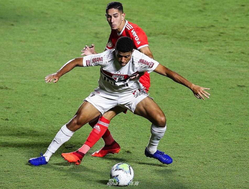 圣保罗与巴西国际的球员们在比赛中激烈拼抢，主场作战的圣保罗球员眼神中透露出不甘，而客队巴西国际的队员则显得气势如虹，整个画面充满了火药味。