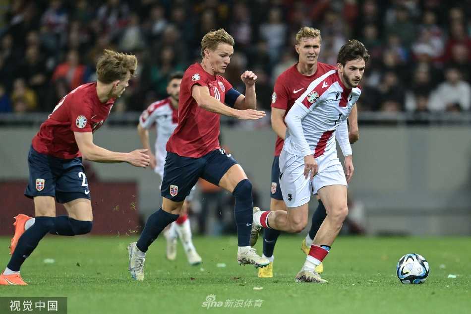 格鲁吉亚门将玛玛尔达什维利飞身侧扑，单掌将挪威队一记直奔死角的劲射拒之门外，力保球门不失