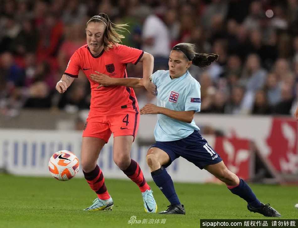 基拉·沃尔什身着巴萨红蓝战袍，在诺坎普球场阳光下手持足球，眼神坚定地望向远方，标志着她职业生涯新篇章的开启