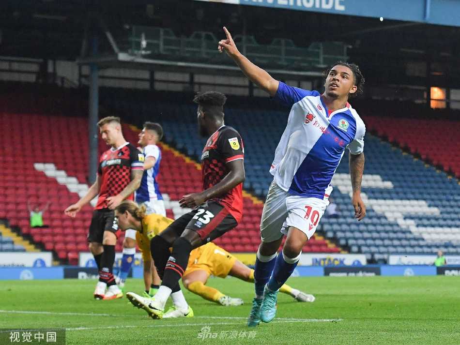 布莱克本前锋破门瞬间，在对方门将扑救前将球精准推射入网底角落