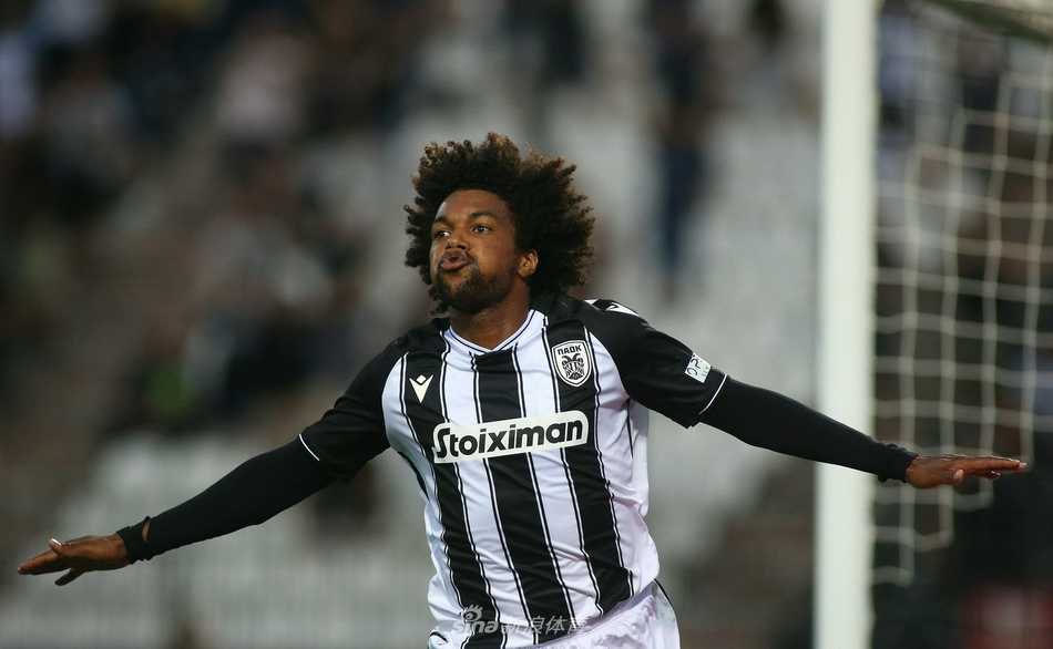 比赛结束后，波希米亚人全队球员走向客队球迷区，向那些远赴希腊、整场比赛呐喊助威的球迷们鼓掌致谢，场面令人动容。