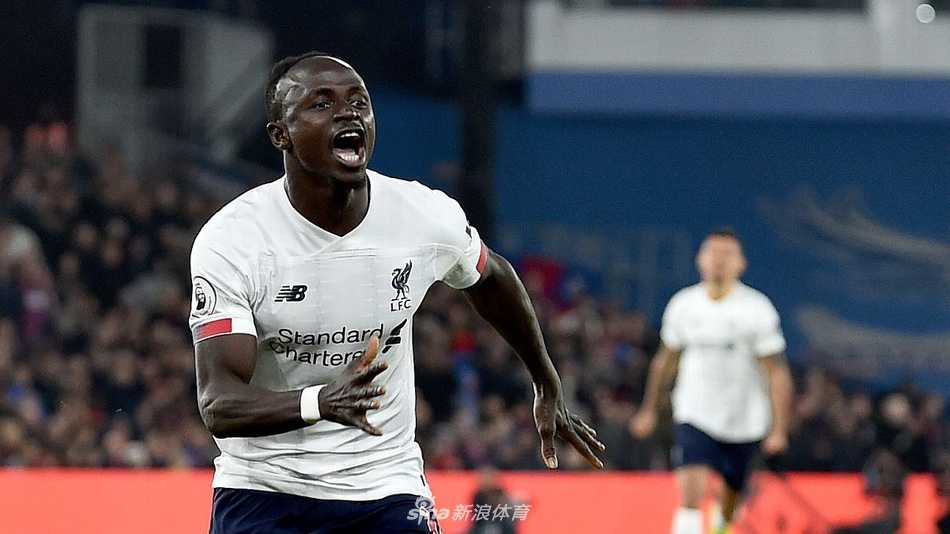 莱万在禁区内机敏抢点，倒地铲射将球送入网窝，展现出顶级射手的门前嗅觉。