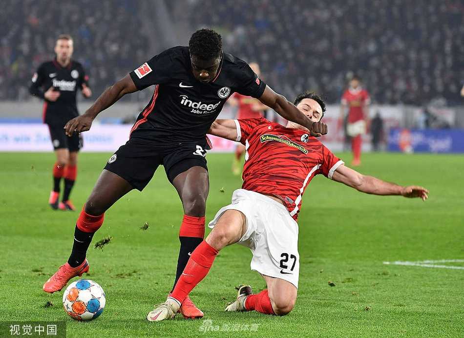 法兰克福球员在进球后激情滑跪，在黑森林球场的草皮上留下胜利的轨迹，队友们纷纷上前拥抱，共同庆祝这粒打破僵局的宝贵进球。