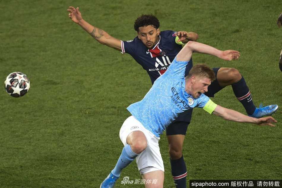 在阿提哈德球场的绿茵之上，德布劳内目光如炬，蓄势待发。他的姿态仿佛一位即将指挥交响乐的 maestro，用双脚谱写胜利的乐章。