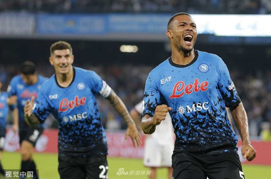 斯帕莱蒂场边指挥：大师凝神注视赛场，手势果断传递战术意图，尽显名帅运筹帷幄之风范。