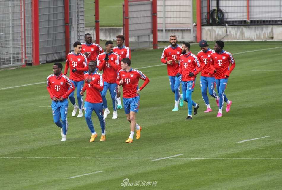 门将索默飞身侧扑，奋力将一记势大力沉的射门挡出底线