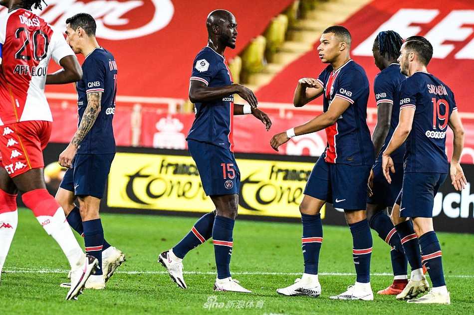 摩纳哥球员弗兰德在破门瞬间，双手指天，仰天长啸，身边的防守球员金彭贝只能无奈地看着皮球入网，德国人用两个金子般的进球，亲手将比赛的悬念从死神手中夺回。