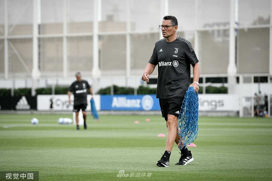 小范围对抗赛中，一名球员正用身体倚住防守队员，奋力护住皮球，激烈的身体对抗展现着训练赛的真实战斗氛围。