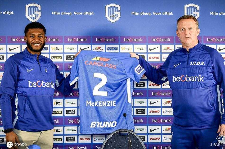 发布会后的单独展示环节，麦肯基在球场草坪上持球而立，身后是空旷的看台。阳光洒在他坚毅的侧脸上，他仿佛在审视自己即将守护的战场，每一寸草皮都将见证他的成长。