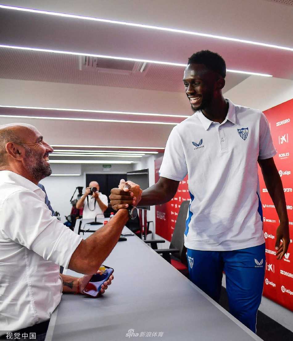 尼昂祖在新闻发布会上认真倾听记者提问，谦逊的姿态与背后的俱乐部徽章共同勾勒出这位年轻球员的全新职业阶段