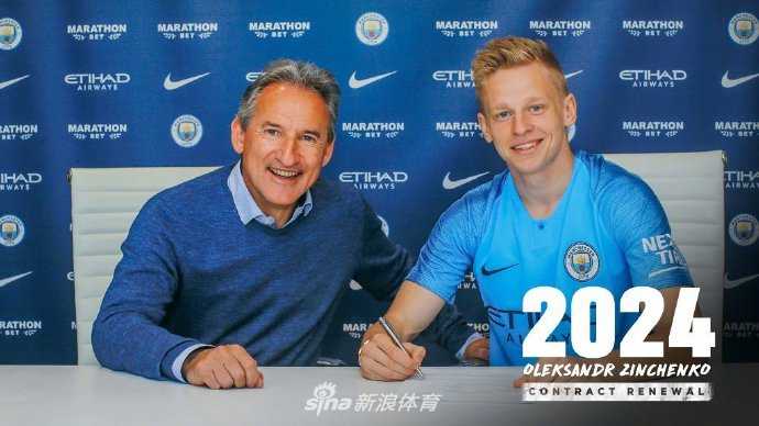 津琴科面带灿烂笑容，在续约合同上郑重签名，身旁的曼城队徽格外醒目，仿佛在宣告这段蓝色情缘的新篇章。