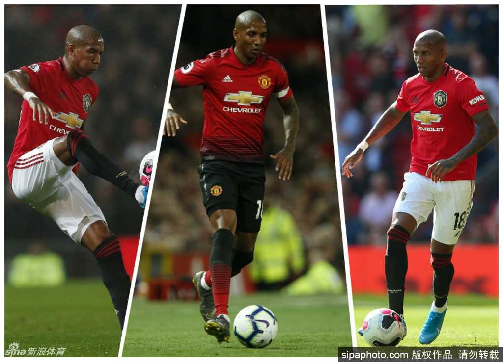 阿什利-扬在加盟国际米兰后，面带微笑手持蓝黑间条衫，在镜头前展示他的新15号战袍，眼神中充满了对未来挑战的期待与坚定。