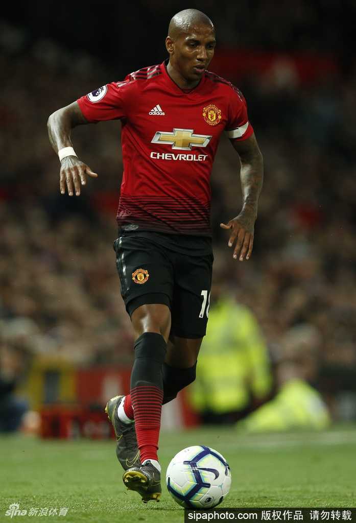 阿什利-扬与国际米兰俱乐部高层人员在签约仪式上握手合影，桌上摆放着正式合同，标志着这笔从曼联到国米的转会正式完成。