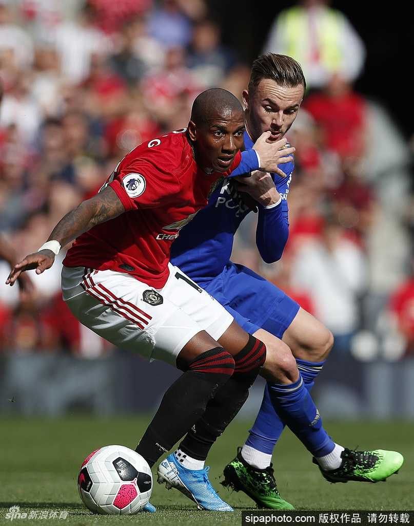 训练场上，阿什利-扬穿着国际米兰新款训练服，全神贯注地进行有球训练，他的动作舒展，状态轻松，正积极融入新球队的日常。