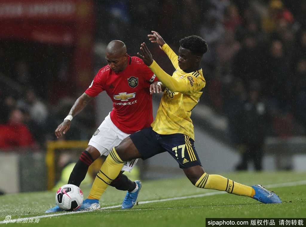 阿什利-扬在国米官方肖像照拍摄中，身披15号战袍，背景是深邃的纯色，凸显了他坚毅的面部轮廓和成为球队新领袖之一的强大气场。