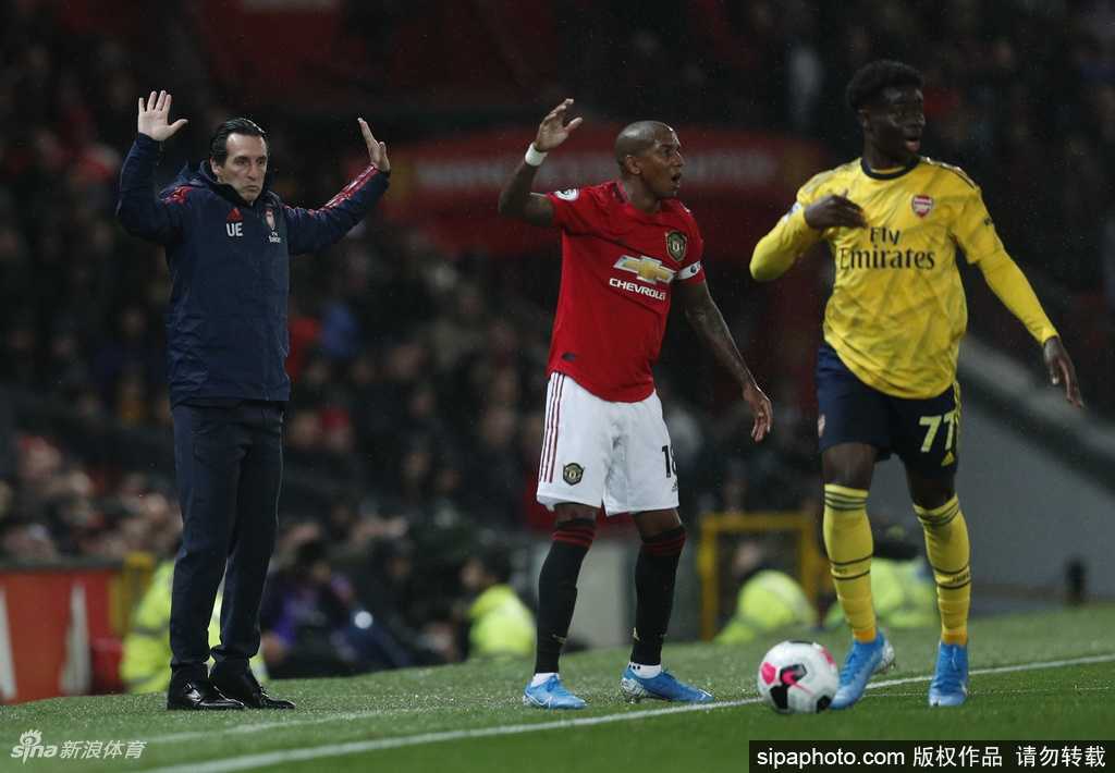 完成签约后，阿什利-扬在国际米兰俱乐部的官方背景板前驻足，他手扶着下巴，嘴角带着一丝微笑，仿佛在憧憬着即将开始的崭新冒险。