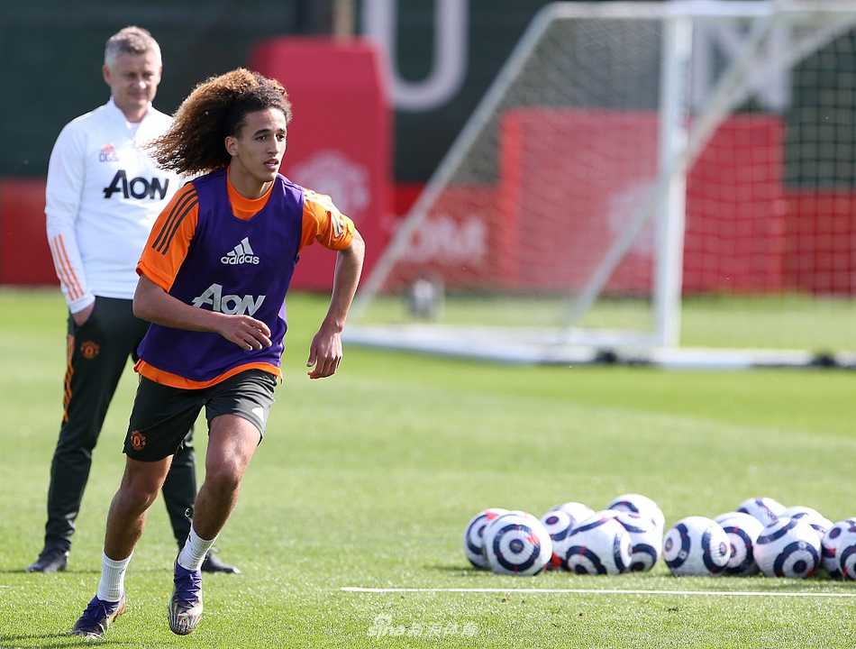 曼联门将迪恩-亨德森在训练中飞身扑救，他舒展身体将球拒之门外，用行动竞争着首发门将的位置。