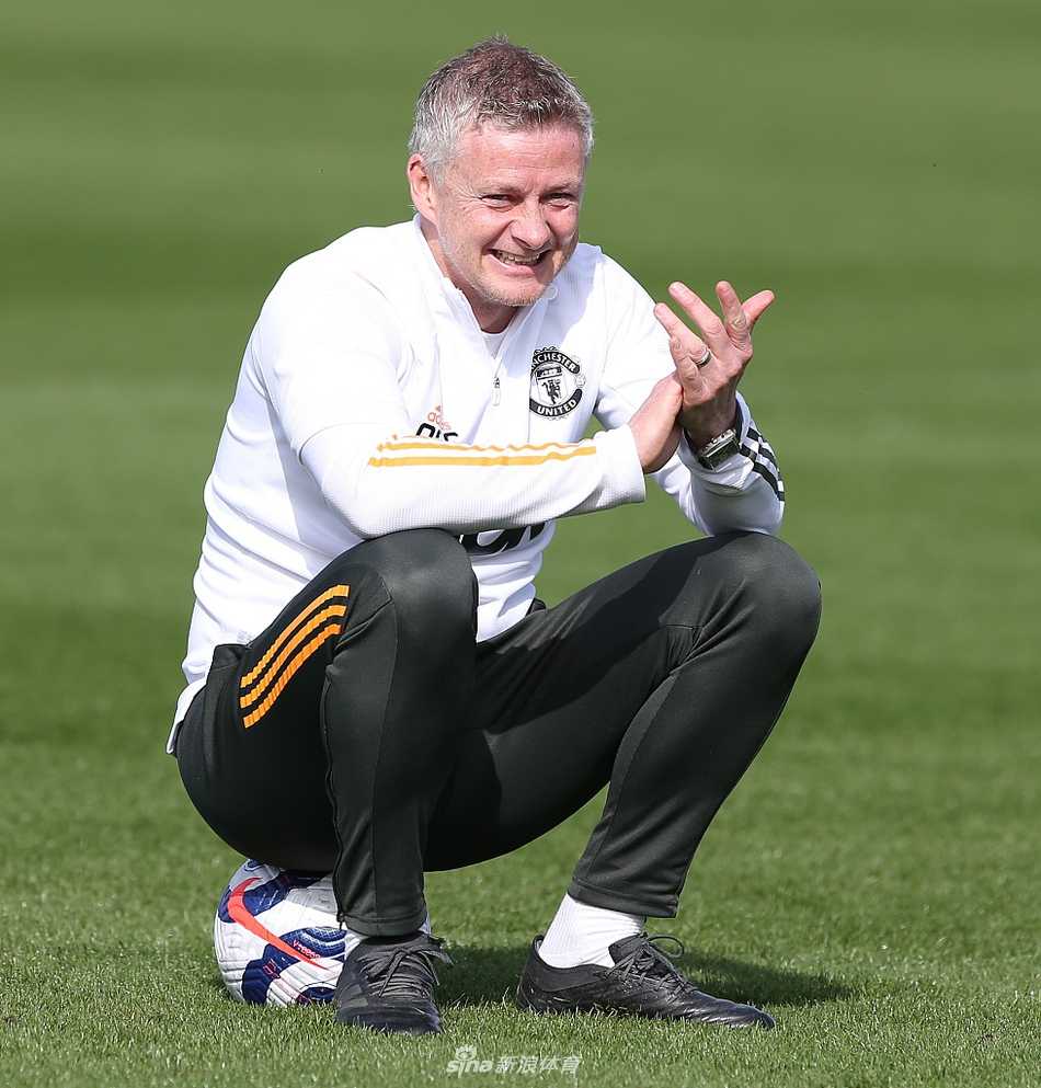 曼联球星博格巴在训练场上展现细腻脚法，面对防守球员的逼抢，他从容地进行盘带练习，神情专注而自信。