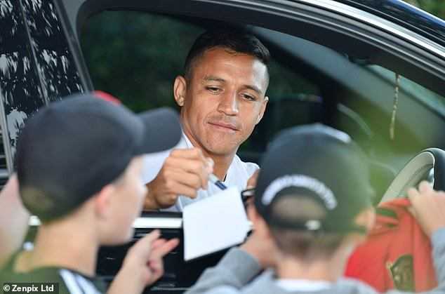 曼联全队在训练场上挥汗如雨，新赛季的号角即将吹响，而卢卡库的故事，也即将迎来决定性的篇章。