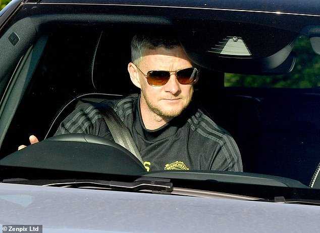 镜头捕捉到曼联训练场的一角，教练组正在紧张地布置战术，显然需要应对锋线大将缺席带来的新挑战。