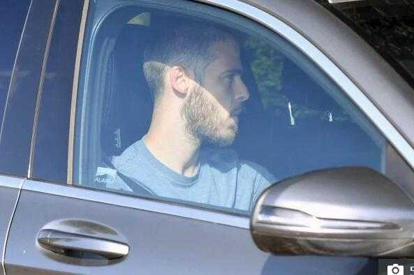 在安德莱赫特的训练场上，卢卡库独自进行着有球练习，他的未来似乎也和这片熟悉的场地一样，充满了未知与变数。