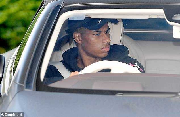 卡灵顿基地的草坪上，曼联球员们正在进行着日常训练，但人群中却少了一个关键的身影。