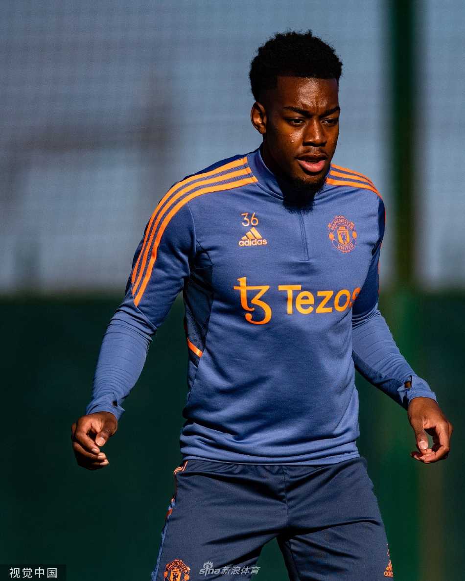 主帅滕哈赫在训练场上专注指导，与球员深入交流战术细节