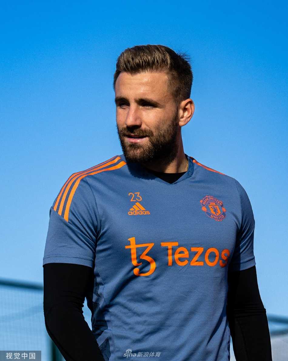 C罗与队友在训练中积极交流，彼此击掌鼓励展现团队情谊