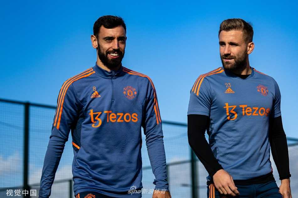 曼联球员在训练间隙认真聆听教练指导，全神贯注于战术板