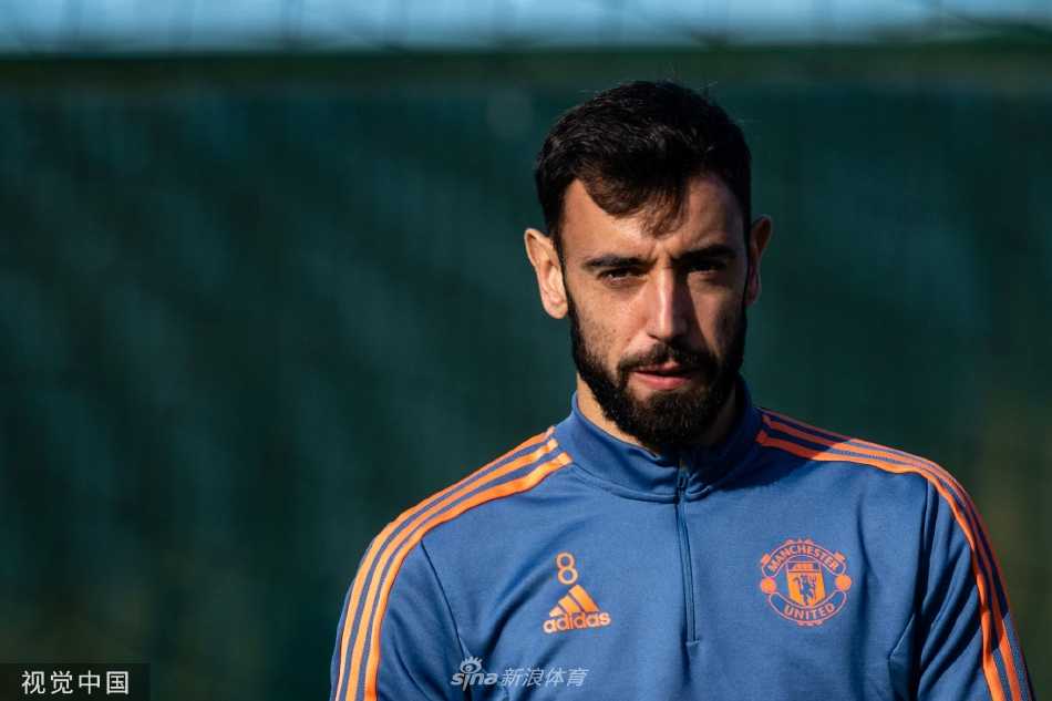 C罗在训练中带球突破，眼神锐利充满对胜利的渴望