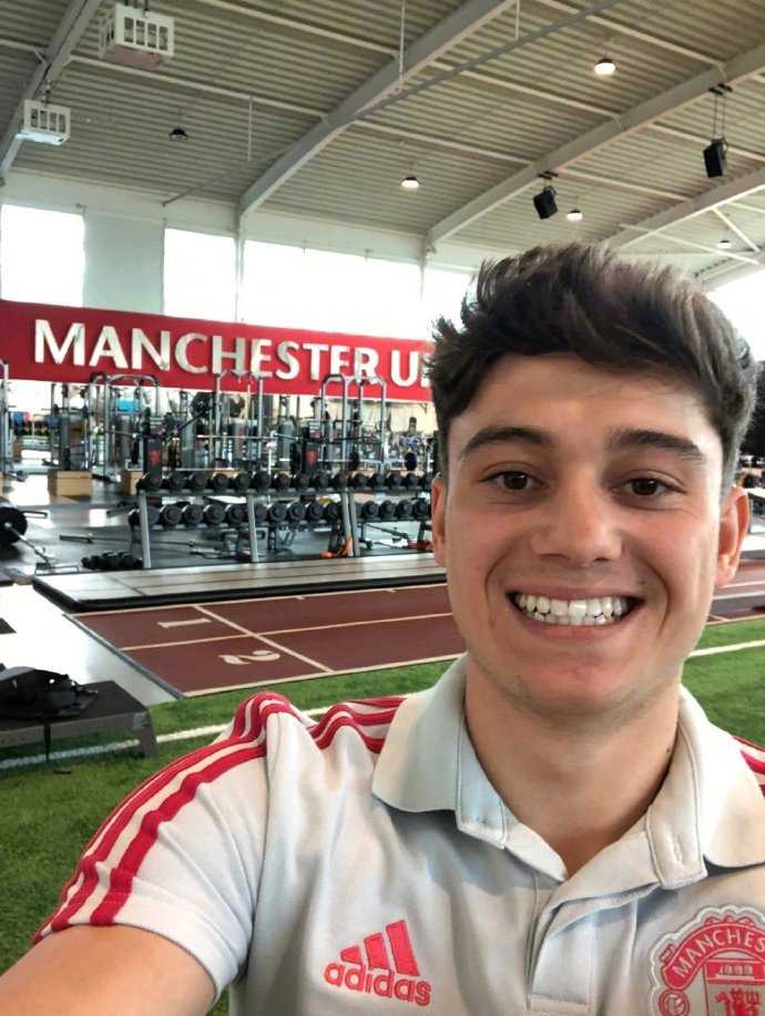 丹尼尔-詹姆斯手抚曼联队徽，脸上洋溢着纯真而满足的笑容，这一刻，儿时的梦想照进现实，他的甜蜜微笑感染了每一位红魔拥趸。