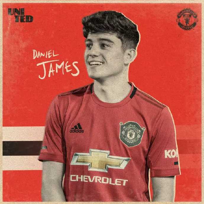 训练场上，丹尼尔-詹姆斯专注地控球，他的身影在阳光下显得矫健而灵动，仿佛一道银色闪电，预示着即将在英超赛场刮起的青春风暴。