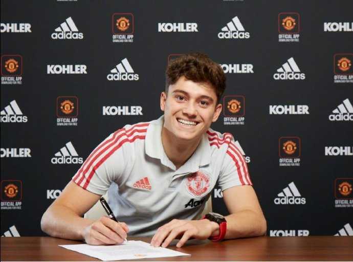 在卡灵顿训练基地的草坪上，丹尼尔-詹姆斯正进行加盟后的首次训练，他轻巧地颠球，每一个动作都散发着初来乍到的兴奋与活力。