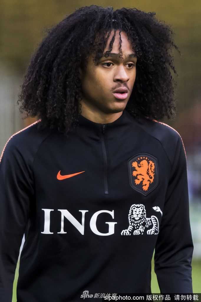 特写镜头下，钟塔西低头整理蓝色球袜，神情专注而平静，仿佛在默念着要在新东家证明自己的决心