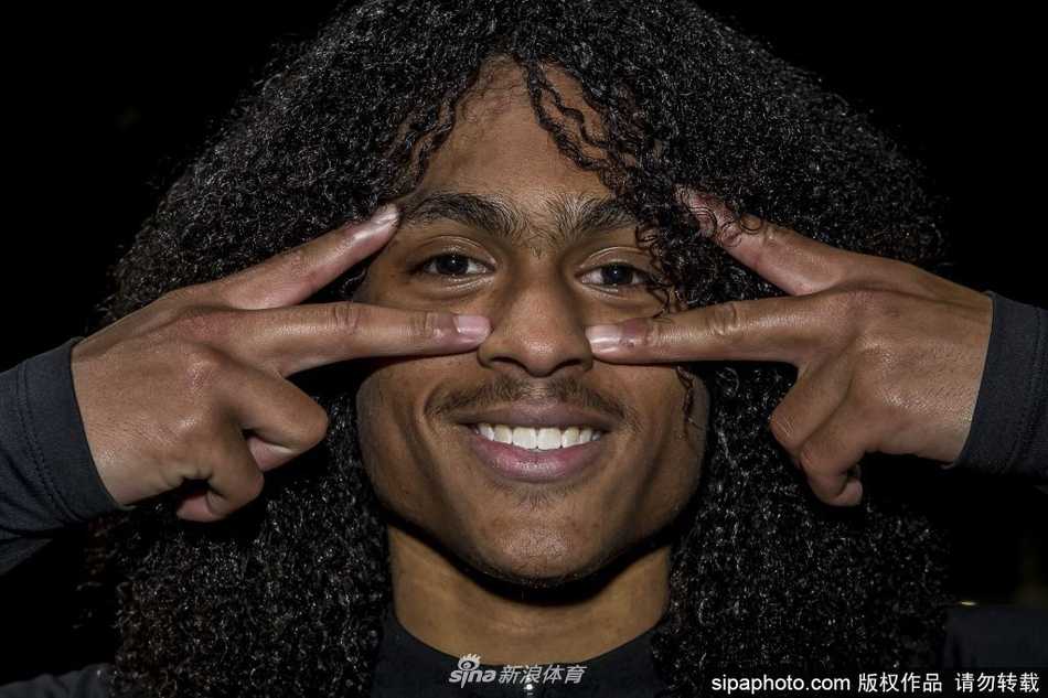 钟塔西在训练场上露出标志性的灿烂笑容，眼神中满是对新挑战的期待与自信