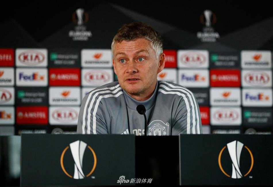 卡林顿基地晨曦微露，曼联众将慢跑热身，脸上写满对胜利的渴望。