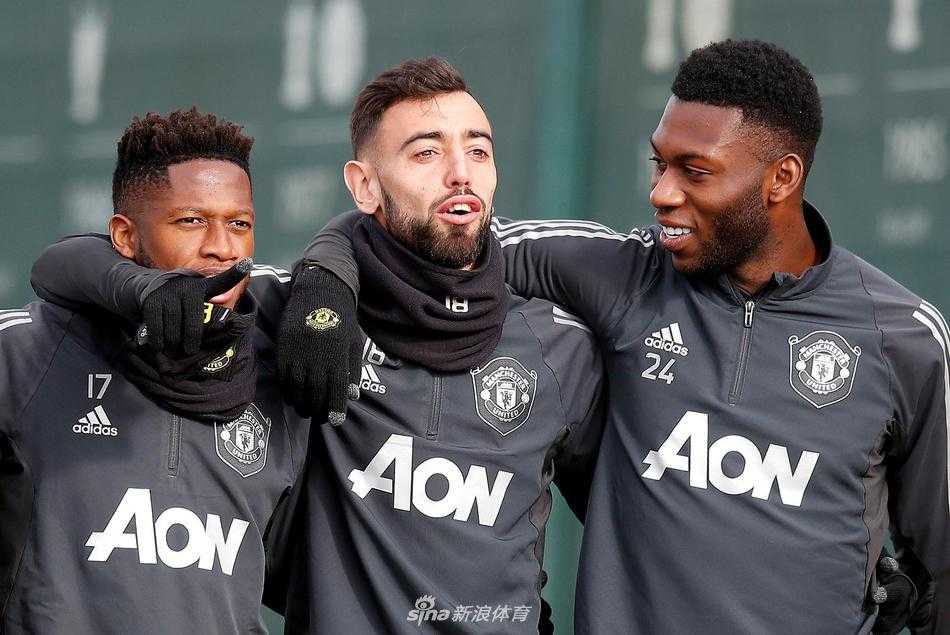 马奎尔与林德洛夫在训练中合力防守格林伍德，筑起一道难以逾越的钢铁长城。