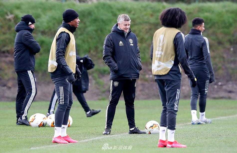 布鲁诺·费尔南德斯与队友马塔在抢圈游戏中轻松写意，笑声回荡在训练场上空。