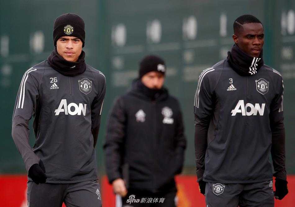 索尔斯克亚神情专注地指点江山，为弟子们讲解着克敌制胜的战术要领。