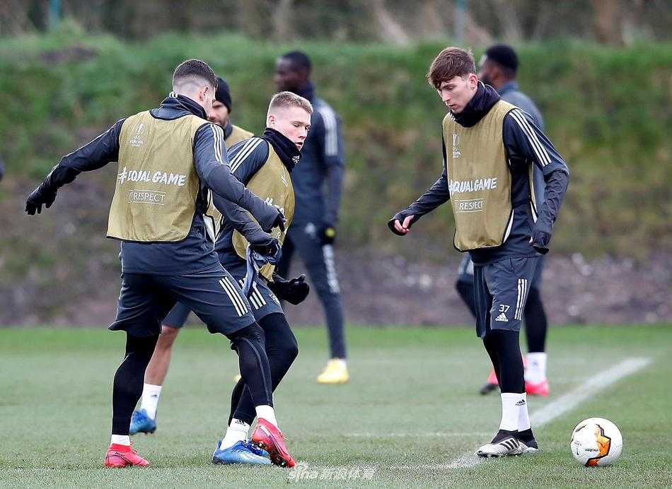 小将格林伍德挥汗如雨，一次次将皮球轰入球网，眼神中透露出初生牛犊的杀气。