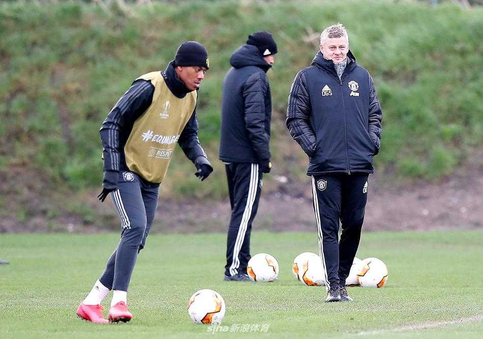 全队训练结束围成一圈，众志成城高喊口号，誓要在主场拿下对手昂首晋级。