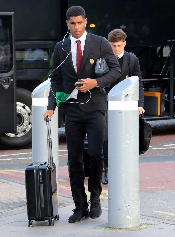 贝尔格莱德游击队的主场看台上，球迷们已经准备好了巨大的旗帜和焰火，橙黑色的助威服连成一片，营造出令人窒息的魔鬼主场氛围。