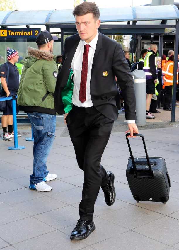 赛前新闻发布会上，索尔斯克亚表情坚定地面对记者，他用手势强调着球队的战术纪律，背景板上曼联的队徽格外醒目。