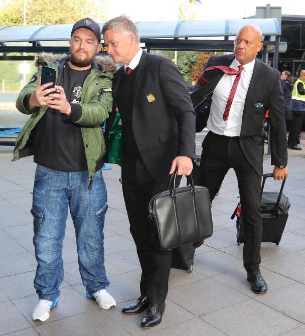 训练场上，曼联球星拉什福德正进行冲刺练习，汗水浸湿了他的训练服，脸上写满了对胜利的渴望，身后是教练组紧张观察的目光。