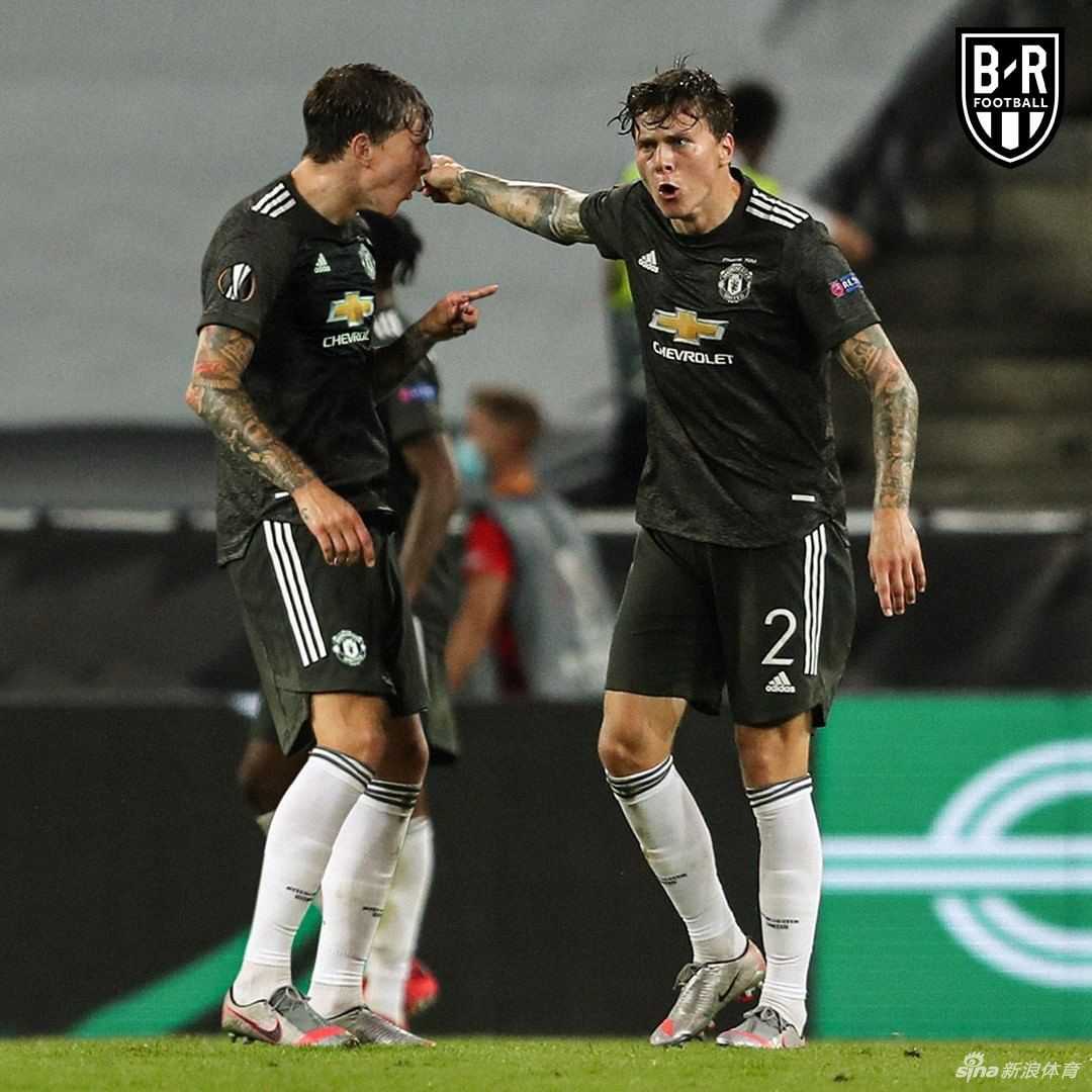 布鲁诺·费尔南德斯无助地蹲在球场之上，他的身旁是跪地掩面的队友，远处塞维利亚球员正在忘情庆祝，整个画面被一种深深的失望和对比鲜明的喜悦所笼罩。