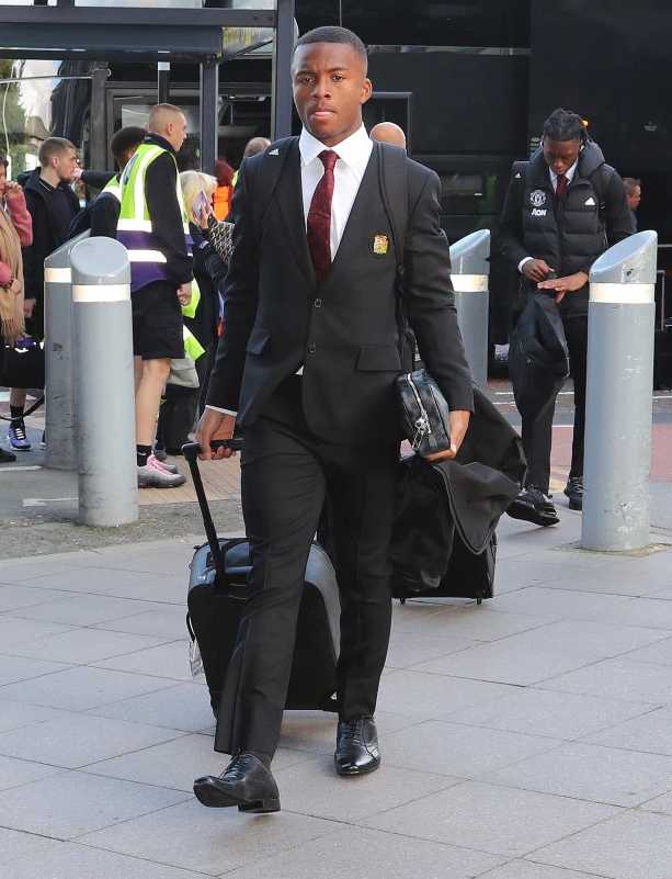 比赛即将开始，球员通道内，曼联队长与游击队队长交换队旗，双方眼神充满斗志，大战一触即发，空气中弥漫着紧张的气息。