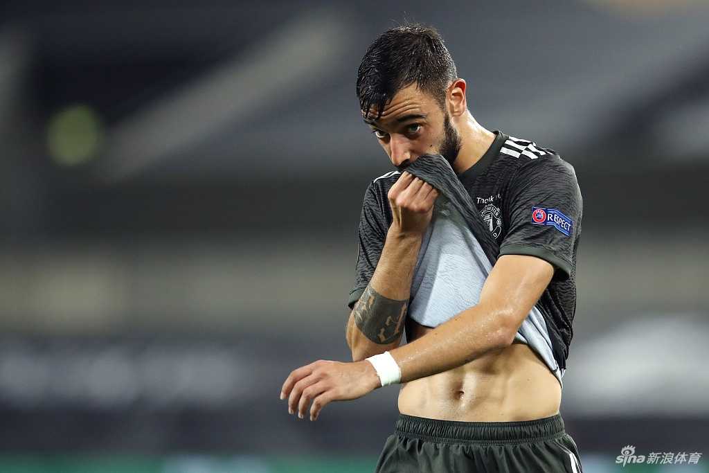 林德洛夫毫不退让地转身与布鲁诺·费尔南德斯正面理论，他的表情严肃且带着一丝委屈与愤怒，手指向远方似乎在解释着什么，两人间的空气仿佛都因激烈争吵而凝固。