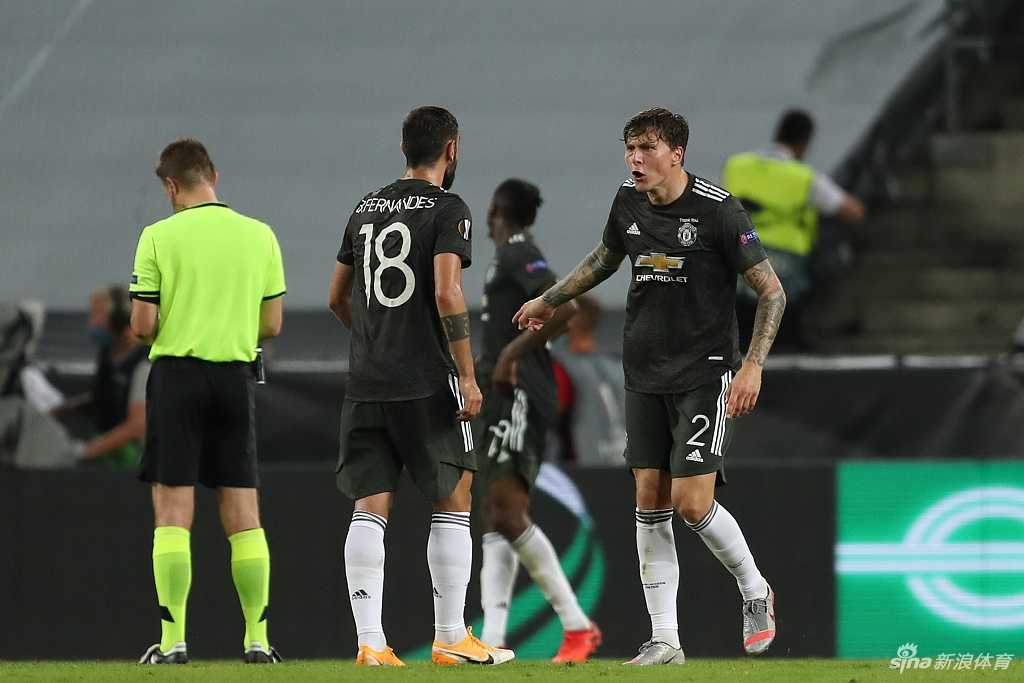 林德洛夫在卢克·德容进球瞬间茫然地举手示意，他的眼神充满困惑与无助，而身旁的卢克·德容已经跃起准备完成致命一击，这一刻曼联防线的疏忽被永远定格。