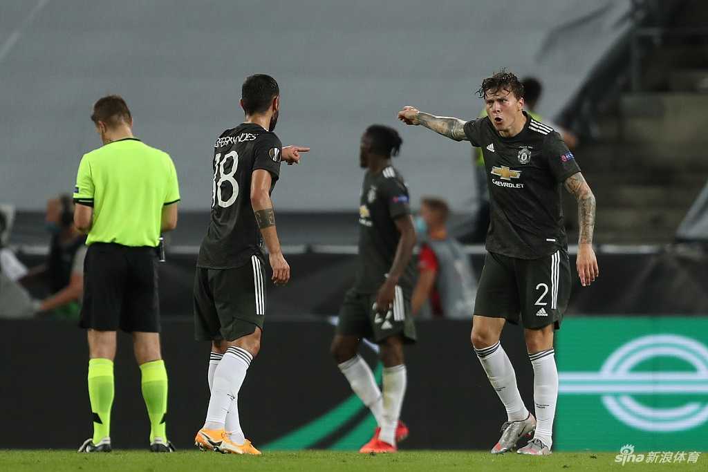 布鲁诺·费尔南德斯在丢球后情绪彻底失控，他张大嘴巴对着林德洛夫怒吼，手臂因激动而高高扬起，脸上的青筋清晰可见，葡萄牙人眼中燃烧着不甘与愤怒的火焰。